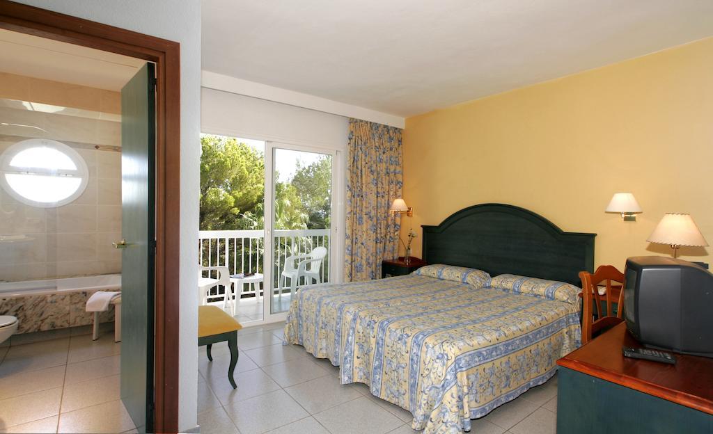 Es Pi 2 Hotel Playa Migjorn Room photo